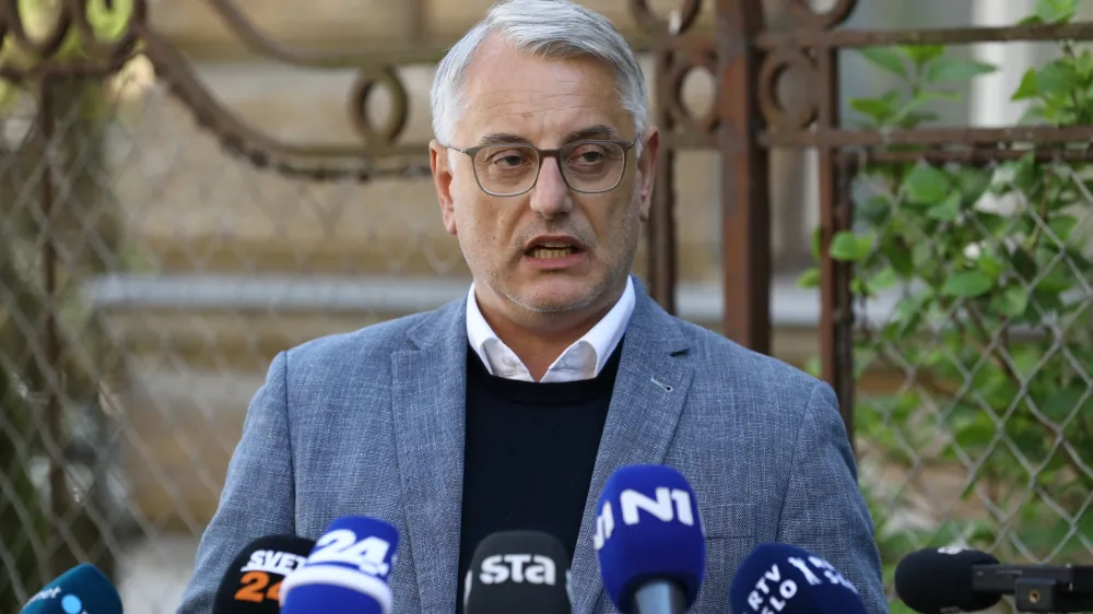12.04.2024 - Minister za gospodarstvo, turizem in šport Matjaž Han bo danes ob 14. uri na križišču Resljeve in Čufarjeve za stavbo RTV Slovenija dal izjavo za medije glede kandidature za predsednika stranke SD na sobotnem volilnem kongresuFoto: Luka Cjuha