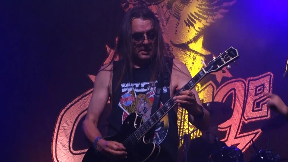 Mijo Popovič: Preko fotografij v revijah sem dobil osnovno informacijo o zasedbah, kot je Judas Priest ali Kiss. Imidž me je spodbudil in ko smo se pojavili Pomaranča, tudi mi nismo bili daleč od njihove podobe. 