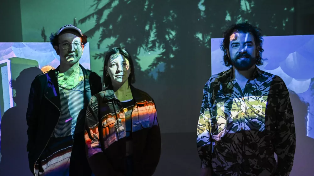 Del umetniškega kolektiva Total Refusal Robin Klengel, Leonhard Müllner in Susanna Flock je del svoje dejavnosti predstavil v Slovenski kinoteki.