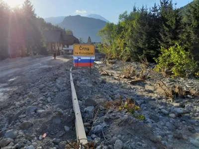Na več odsekih med Solčavo in Črno na Koroškem je promet še vedno oviran. 