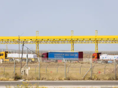 FILED - 26 March 2024, Israel, Kerem Shalom: Egyptian trucks carrying aid supplies wait on the Israeli side of the Kerem Shalom border crossing to continue their journey to the Gaza Strip. Egyptian media reported 26 May that about 200 trucks of humanitarian aid set off from in front of the Rafah crossing to the Kerem Shalom crossing to enter Gaza Strip. Photo: Christoph Soeder/dpa-Pool/dpa