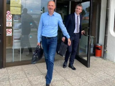 Sergej Racman (v ozadju) in njegov odvetnik Blaž Kovačič Mlinar pričakujeta, da bo sodi&scaron;če vse obtožene oprostilo.