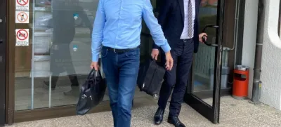 Sergej Racman (v ozadju) in njegov odvetnik Blaž Kovačič Mlinar pričakujeta, da bo sodišče vse obtožene oprostilo.