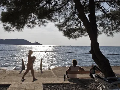 - Strunjan, strunjanska plaža, kopalci, ukinjeno plačevanje vstopnine za na plažo. //FOTO: Luka Cjuha