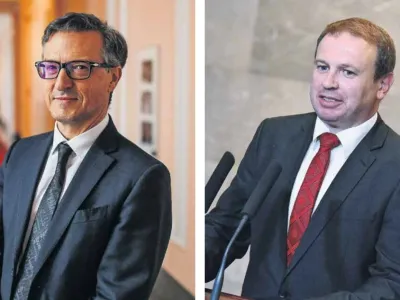 Felice Žiža (levo) in Ferenc Horv&aacute;th, poslanca italijanske in madžarske narodne skupnosti, opozarjata na neustavnost biometričnih osebnih izkaznic. Pričakujeta spremembe. F Bojan Velikonja, STA Q