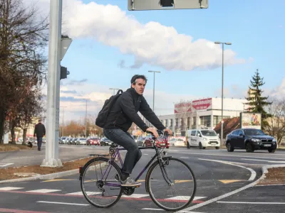 ﻿06.03.2017. Tržaška cesta v Ljubljani - Dolgi most, kolesarji - kolesarska steza - kolesarjenje foto: Bojan Velikonja