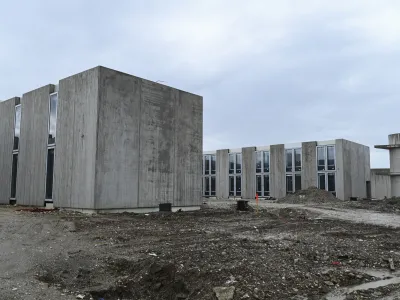 Novi zapor bo sestavljen iz številnih zaprtih modulov, ki so skorajda zapor v zaporu - vsak ima svojo jedilnico, dvorišče in skupne prostore. Kot je vidno iz slike celice ne bodo imele rešetk ampak vanrostno steklo.