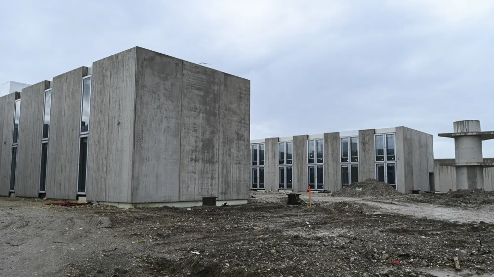 Novi zapor bo sestavljen iz številnih zaprtih modulov, ki so skorajda zapor v zaporu - vsak ima svojo jedilnico, dvorišče in skupne prostore. Kot je vidno iz slike celice ne bodo imele rešetk ampak vanrostno steklo.