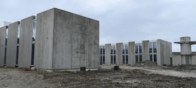 Novi zapor bo sestavljen iz številnih zaprtih modulov, ki so skorajda zapor v zaporu - vsak ima svojo jedilnico, dvorišče in skupne prostore. Kot je vidno iz slike celice ne bodo imele rešetk ampak vanrostno steklo.