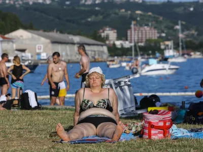 ﻿- Portorož - plaža - Piranski zaliv, kopalci  - 10.07.2017 – Poletje - reportaža na slovenski obali - poletno dopustovanje - turizem - obala  //FOTO: Jaka Gasar
