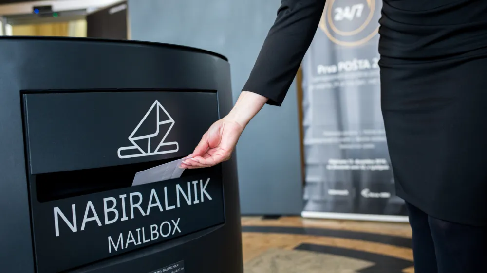 ﻿- nabiralnik - - 13.12.2016 - Samopostrežna Pošta 24/7, Slovenska cesta 32 v Ljubljani - odprtje prve samopostrežne poštne poslovalnice Pošta Slovenija za nekatere poštne, bančne in druge storitve vse dni v tednu, 24 ur na dan; //FOTO: Matjaž Rušt