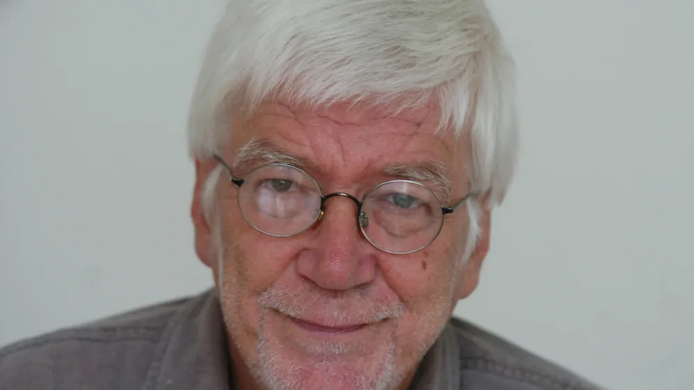 Janko Lorenci (1943), po izobrazbi pravnik, je pisatelj, publicist in novinar, komentator- bil urednik Teleksa in dolgoletni urednik Sobotne priloge Dela. - avtor dveh knjig intervjujev (z Jožetom Pučnikom in Dimitrijem Ruplom), - leposlovni knjižni prvenec, zbirko zgodb Savna in druge zgodbe, pa je objavil leta 2003. - Potovanje k Leonardi je Lorencijev romaneskni prvenec, //FOTO: Bojan Velikonja  OPOMBA: ZA OBJAVO V ČASOPISU DNEVNIK