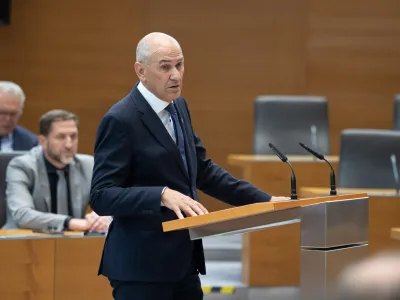 Ljubljana, Drzavni zbor.Izredna seja DZ, na kateri so na zahtevo poslanske skupine SDS obravnavali predlog priporocila vladi ob drugi obletnici delovanja.Predsednik SDS Janez Jansa.