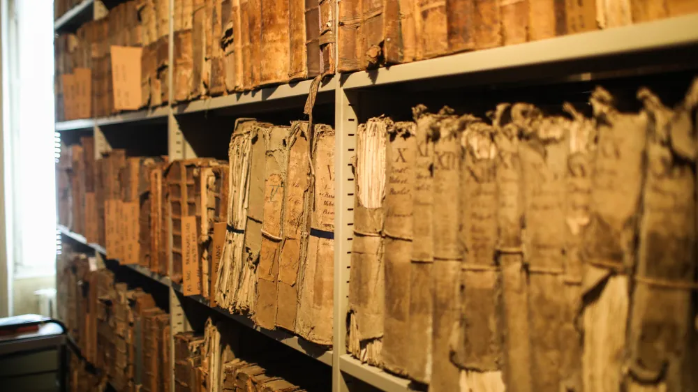 - Arhiv, - 03.06.2024. - Obisk ministrice za kulturo v Arhivu Republike Slovenije v Grubarjevi palači v Ljubljani. //FOTO: Bojan Velikonja