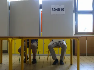 ﻿volišče OŠ Livada - simbolična fotografija - glasovanje - 03.06.2018 – Parlamentarne volitve 2018 - osme volitve poslancev v Državni zbor Republike Slovenije - tretje predčasne državnozborske volitve v zgodovini samostojne Slovenije //FOTO: Jaka Gasar