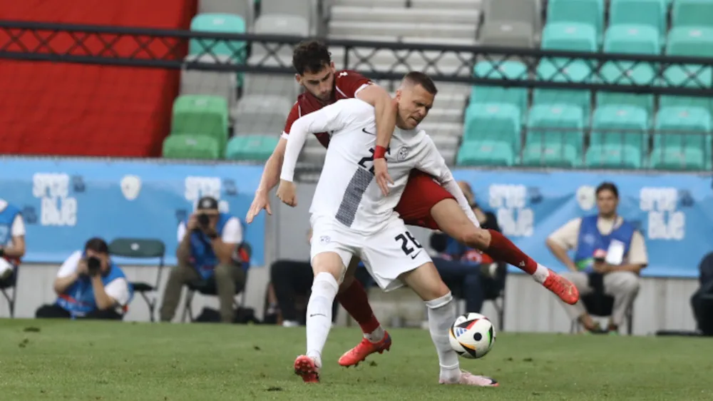 Josip Iličić (v beli majici) je z izjemno potezo po le treh minutah na igrišču dosegel gol, ki je prinesel zmago Sloveniji. 