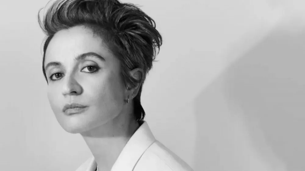 Modna hiša Calvin Klein bo obudila sestrsko modno linijo Calvin Klein Collection, ki jo vodi italijanska oblikovalka Veronica Leoni. 