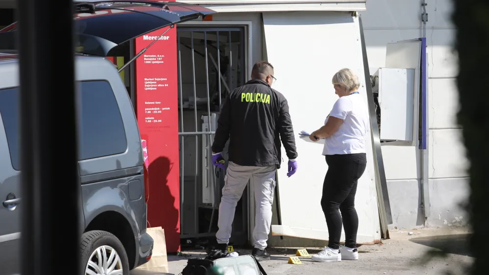 Bankomat na Mercatorju v Dravljah je bil tarča napada.