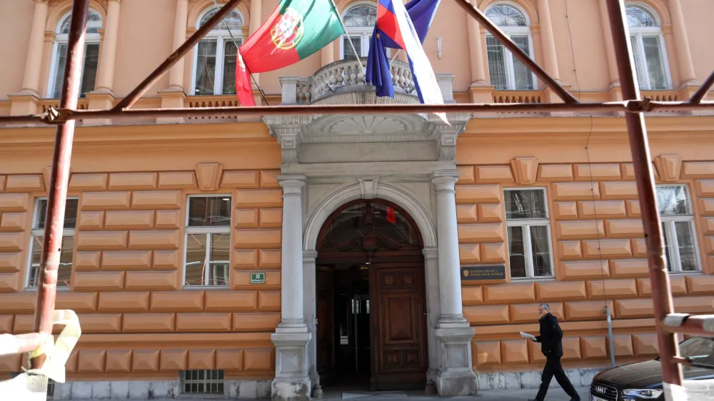 Ustavni sodniki so odločili, kako in za koliko naj se zvi&scaron;ajo plače sodnikov.&nbsp;