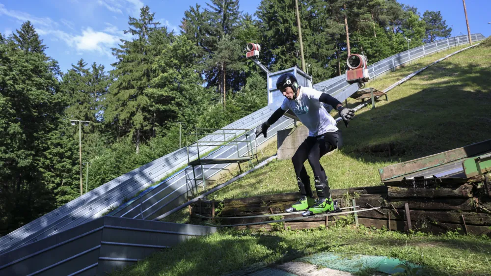 Tekma v petek bo pokazala, ali bo upokojeni kolesar Kristjan Koren zdaj začel trenirati skoke.&nbsp;