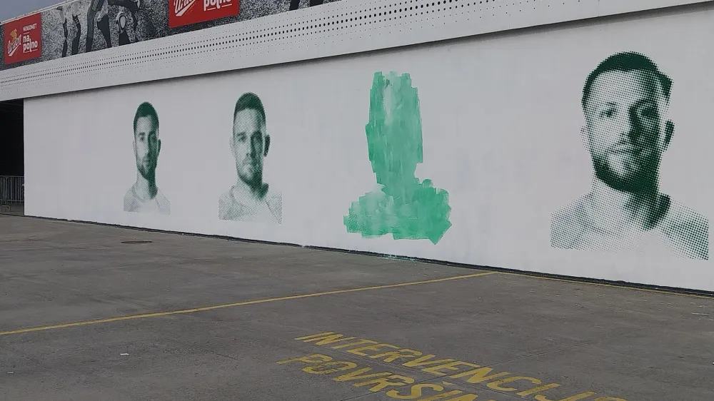Slika enega od nogometašev na steni stadiona Stožice je že bila tarča vandalov. 