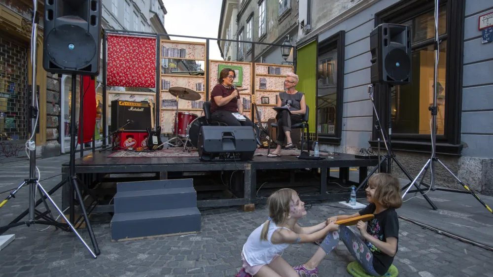 ﻿- prozaistka Lejla Kalamujić iz BIH, Suzana Tratnik - 09.06.2018 - 25. literarno-glasbeni festival Živa književnost //FOTO: Matjaž Rušt