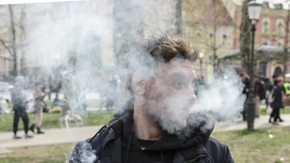 - simbolična fotografija: joint – konoplja – marihuana –  - 20.04.2023 – Kongresni trg - tradicionalni Marihuana marš 2023 v organizaciji Študentske organizacije Univerze v Ljubljani - //FOTO: Jaka Gasar