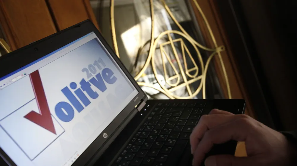 - ilustrativna fotografija - Parlamentarne VOLITVE 2011 - slovenska zakonodaja - volilni molk - internet - javni podatki - varstvo osebnih podatkov - sodi&scaron;če - prenosnik - prenosni računalnik //FOTO: Luka Cjuha