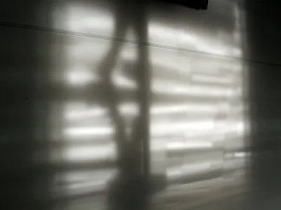 - simbolična fotografija - Letali&scaron;če Edvarda Rusjana Maribor - sence - 17.10.2017 - Občina Hoče-Slivnica - podpis pogodbe in položitev temeljnega kamna za novi obrat podjetja Magna Steyr - kanadsko-avstrijski avtomobilski gigant Magna International oziroma njena gra&scaron;ka družba Magna Steyr bo v Sloveniji zgradil nov ličarski obrat, v katerem bo delo dobilo 400 ljudi - //FOTO: Bojan Velikonja