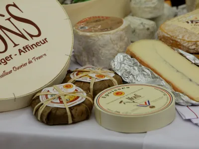 - francoski siri - sir - - 17.10.2016 - Vinski sejem Top Vino, prvi mednarodni vinski festival v organizaciji podjetja eVino na katerem so se predstavila najprestižnej&scaron;a svetovna vina in pri nas nedosegljiva vina med njimi tudi 30 slovenskih. - vinarstvo - //FOTO: Tomaž Skale