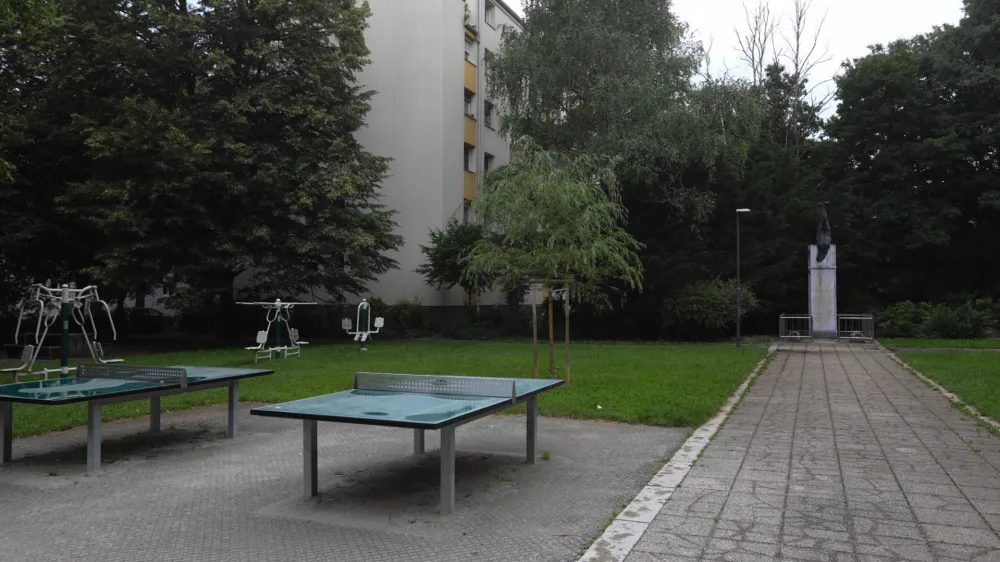 Komisija za poimenovanje naselij in ulic je ljubljanskemu mestnemu svetu predlagala, da se park na Prulah poimenuje po Adi Škerl in njeni partnerici Sonji Plaskan. 