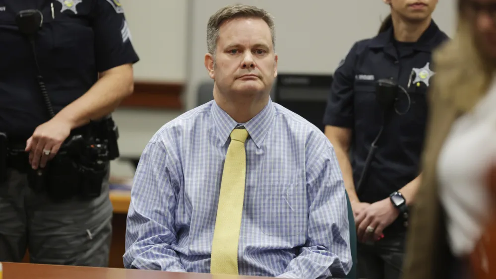 Petinpetdesetletni Chad Daybell je obsodbo stoično prena&scaron;al, poročajo ameri&scaron;ki mediji. Zaradi umora prve žene Tammy in dveh otrok ljubice, s katero se je kmalu poročil, je bil obsojen na smrtno kazen.&nbsp;