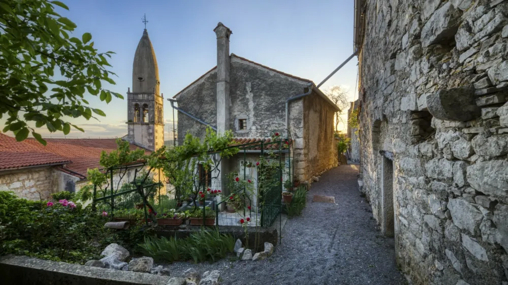 Na ozkih uličicah in trgih izjemnega naselja bodo prihodnji konec tedna številne delavnice. 