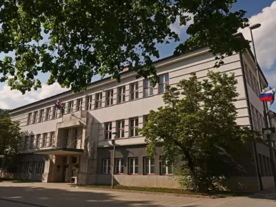 Na Občini Trbovlje obžalujejo, da je pri posredovanju plačilnih list prišlo do pomote in davčnih številk zaposlenih, ki so osebni podatek, niso prekrili. 