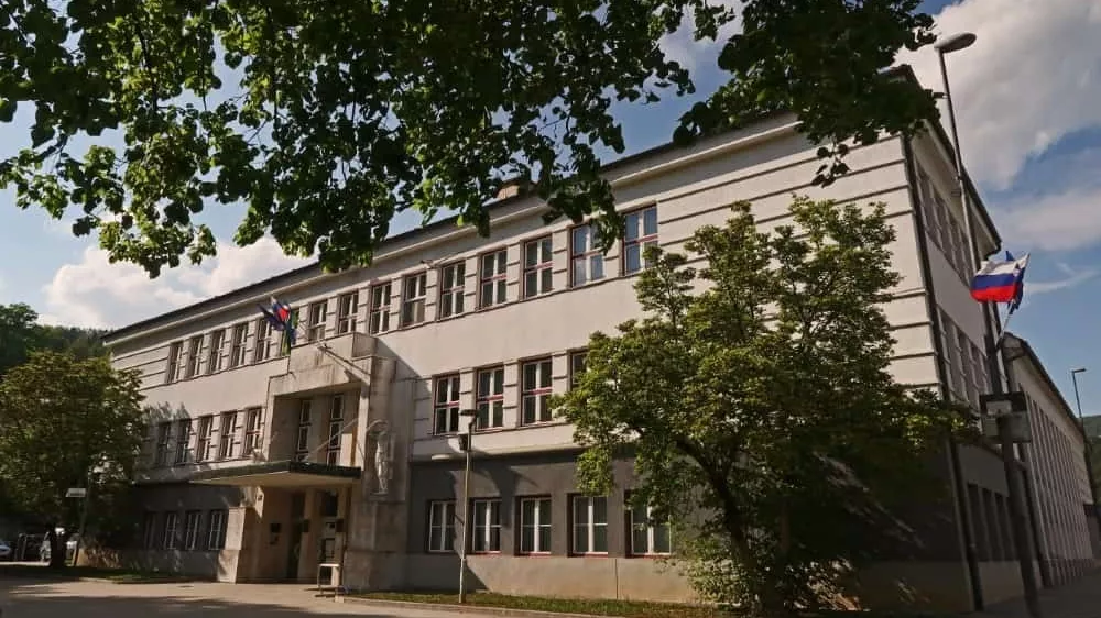 Na Občini Trbovlje obžalujejo, da je pri posredovanju plačilnih list prišlo do pomote in davčnih številk zaposlenih, ki so osebni podatek, niso prekrili. 