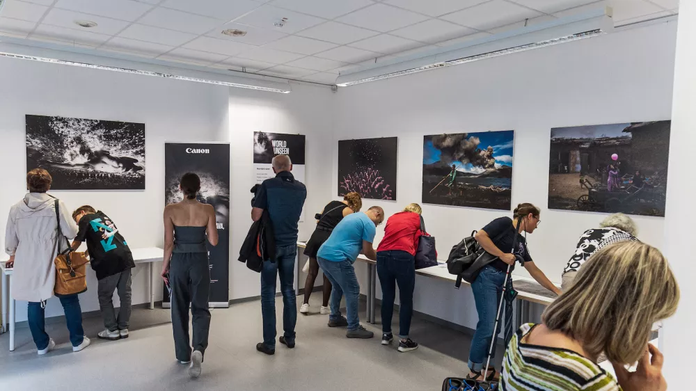 Na razstavi so prilagojene fotografije Brenta Stirtona, Sebastiãa Salgada, Muhammeda Muheisena in slovenskega fotografa Sama Vidica. 
