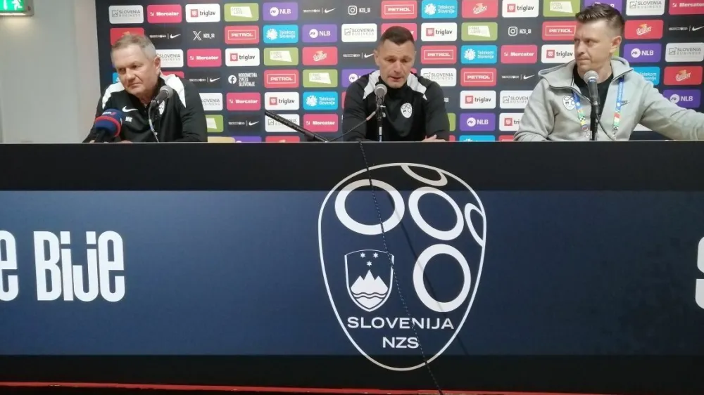 Dobre pol ure je trajalo druženje selektorja Matjaža Keka (levo), pomočnika Milivoja Novakovića (v sredini) in tiskovnega predstavnika Matjaža Krajnika z mediji. 