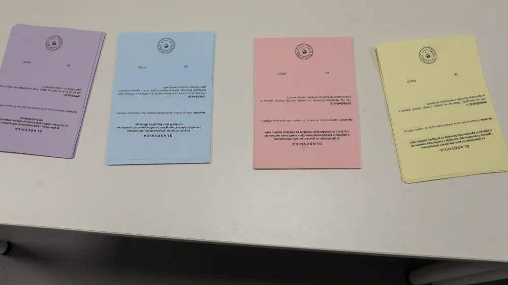 - Volišče OŠ Fužine.- glasovalni listi za referendume,- 09.06.2024. - Volitve v Evropski parlament in štirje referendumi za preferenčni glas, o Evtanaziji, o rabi marihuane v medicinske namene in za rekreativno uporabo 2024.//FOTO: Bojan Velikonja