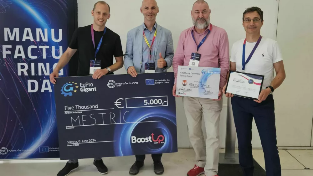 Z leve proti desni: Andraž Selan, direktor (Mestric Smart Factory), mag. Matjaž Marko, pooblaščeni minister/ekonomski svetovalec (Veleposlaništvo RS v Avstriji), Milan Dragič, direktor (Process Space) in Andrej Guštin, produktni vodja (Process Space) F Process Space