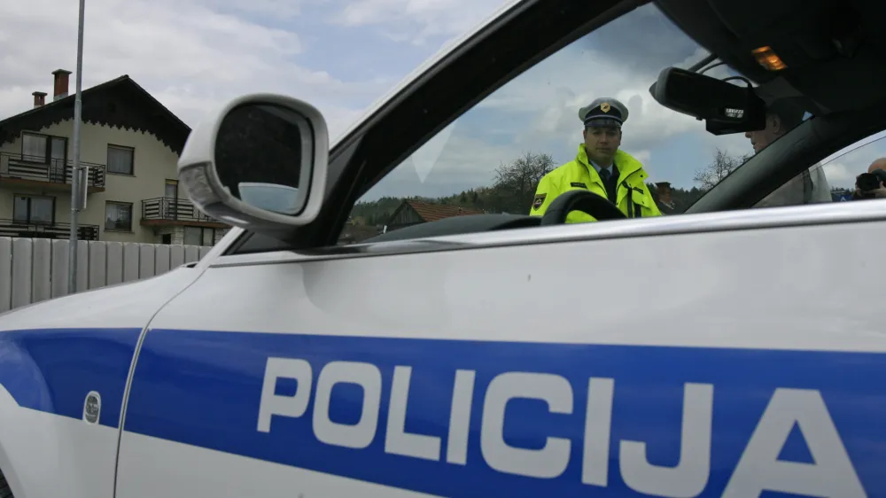 - Policija - policijska akcija Hitrost - počasneje je varneje, v okviru katere bo poostrila nadzor na cestah. - radar - meritev hitrosti, kontrola - Log pri Brezovici - glavni cilj akcije je po navedbah policije zmanj&scaron;anje &scaron;tevila prometnih nesreč zaradi hitrosti.//FOTO: Luka CjuhaOPOMBA: ZA OBJAVO V ČASOPISU DNEVNIK