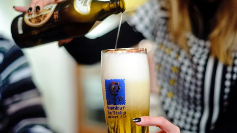 - ilustrativna fotografijapivo, alkohol, alkoholne pijace, kozarec, tocenje- Klub Daktari - gostinstinski lokal - kavarna, Krekov trg//FOTO: Tomaž Zajelšnik