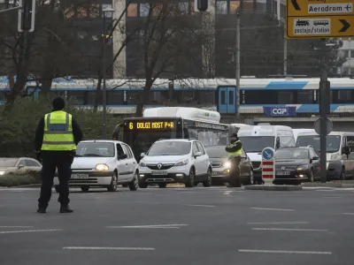 07.12.2023 - križišče Bavarski dvor - Tivolska cesta - policija - promet - urejanje prometa Policija in Mestno redarstvoFOTO: Luka Cjuha