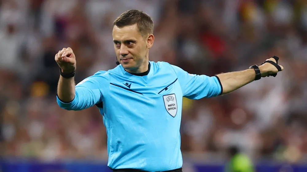 Clement Turpin je vodil otvoritveno tekmo EP med Nemčijo in Škotsko. 