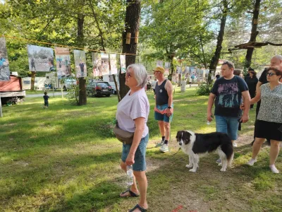 Kamp Menina so že napolnili prvi gostje, ki so si s strahospoštovanjem ogledali tudi fotozgodbo o lanski katastrofalni poplavi.
