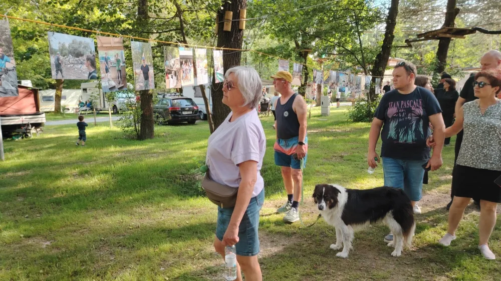 Kamp Menina so že napolnili prvi gostje, ki so si s strahospoštovanjem ogledali tudi fotozgodbo o lanski katastrofalni poplavi.