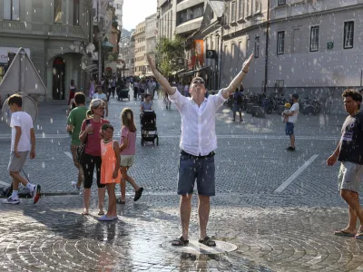 - 10.07.2023 &ndash; Ljubljana, Pre&scaron;ernov trg - dež, vročina, table, ki kazijo mesto //FOTO: Jaka Gasar