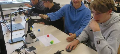 Dijaki Gimnazije Novo mesto so se na dan odprtja inkubatorja seznanjali z delovanjem in programiranjem robotske roke. F Dragana Stanković