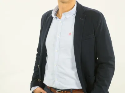 Novi &scaron;portni urednikGregor Peternel je te dni prevzel mandat odgovornega urednika &Scaron;portnega programa TV Slovenija. Gregor Peternel se je le nekaj dni pred odprtjem olimpijskih iger v Sydneyu, 1. septembra 2000, že kot &scaron;tudent pridružil &Scaron;portnemu uredni&scaron;tvu Televizije Slovenija. Na Televiziji Slovenija je opravljal delo komentatorja, novinarja, voditelja, redaktorja in urednika. Več kot tristokrat je neposredno komentiral &scaron;portne prenose, največkrat s tekem hokeja na ledu in rokometa.Njegova vizija pri vodenju uredni&scaron;tva je: &raquo;Pripraviti uravnotežen program neposrednih prenosov, v katerih bi želel ujeti največje mednarodne uspehe slovenskega &scaron;porta in gledalcem pokazati največje &scaron;portne dogodke na slovenskih tleh ter ključne odločitve za naslove državnih prvakov. Vse skupaj pa nadgraditi v dnevno-informativnih oddajah in tam pokazati &scaron;e tisto, česar se v prenosih ne vidi.&laquo;