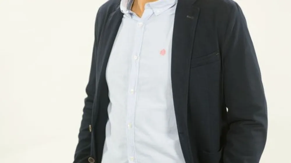 ﻿Novi športni urednikGregor Peternel je te dni prevzel mandat odgovornega urednika Športnega programa TV Slovenija. Gregor Peternel se je le nekaj dni pred odprtjem olimpijskih iger v Sydneyu, 1. septembra 2000, že kot študent pridružil Športnemu uredništvu Televizije Slovenija. Na Televiziji Slovenija je opravljal delo komentatorja, novinarja, voditelja, redaktorja in urednika. Več kot tristokrat je neposredno komentiral športne prenose, največkrat s tekem hokeja na ledu in rokometa.Njegova vizija pri vodenju uredništva je: »Pripraviti uravnotežen program neposrednih prenosov, v katerih bi želel ujeti največje mednarodne uspehe slovenskega športa in gledalcem pokazati največje športne dogodke na slovenskih tleh ter ključne odločitve za naslove državnih prvakov. Vse skupaj pa nadgraditi v dnevno-informativnih oddajah in tam pokazati še tisto, česar se v prenosih ne vidi.«