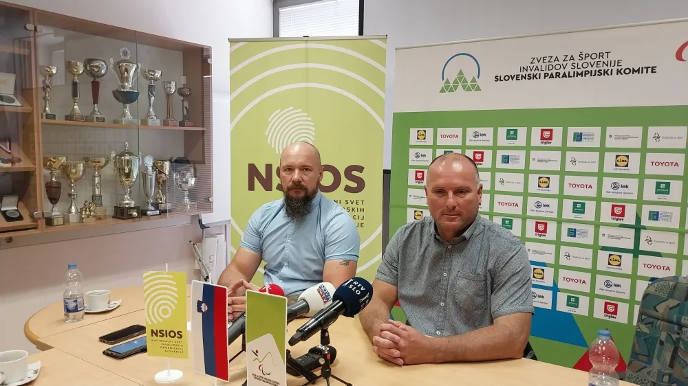 V hiši, kjer domuje šport invalidov, sta Primož Jeralič (na levi) in Gregor Gračner predstavila odnos države do paralimpijskih iger.